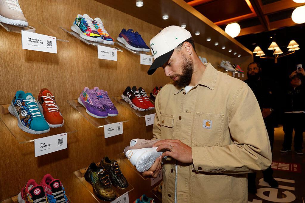 开云app-库里携Curry Brand签约李宁，十年长约涵盖高尔夫